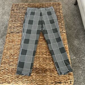 Jack & Jones pants. Black/white plaid. Slim fit. Flat front. Cuffs. Size 30R